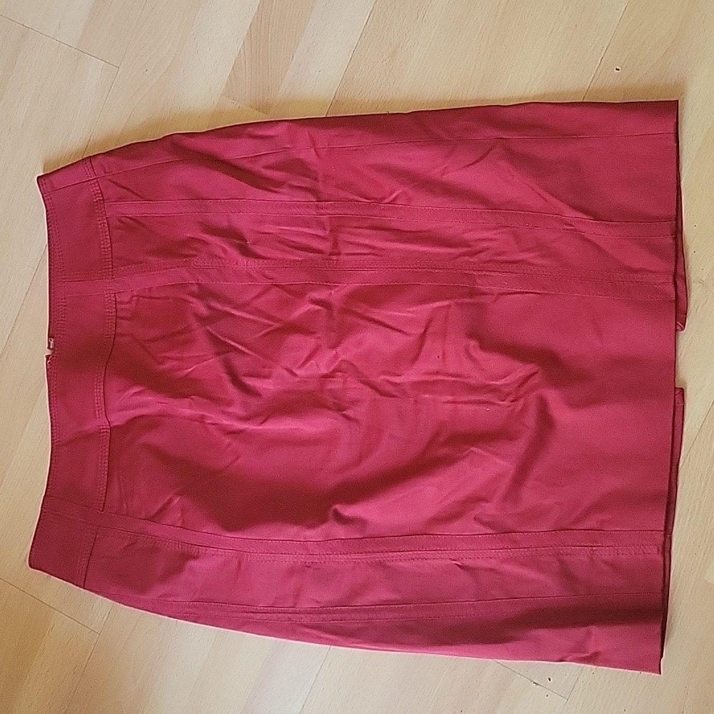 NWT, White House Black Market skirt, size 6, dark red/ maroon